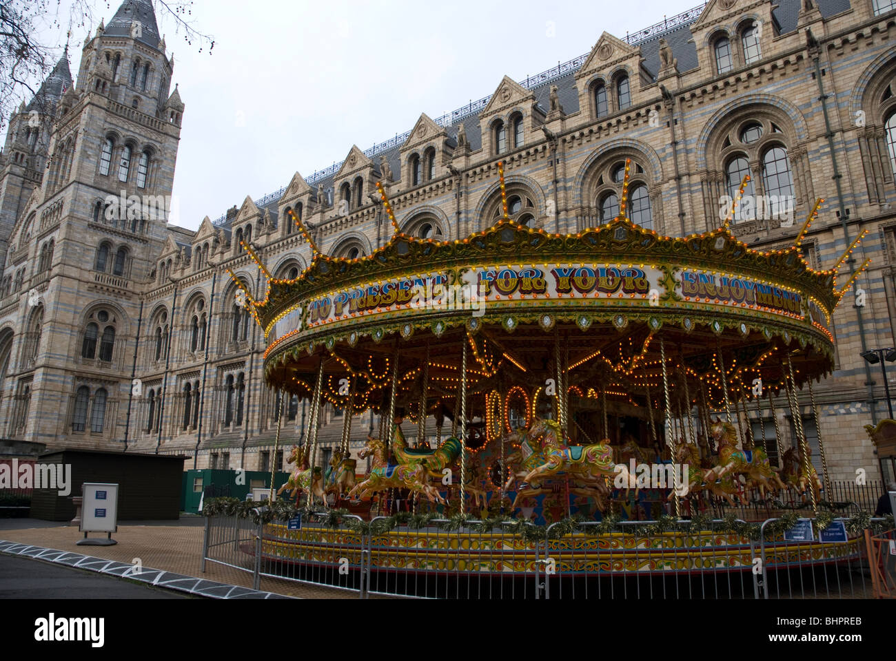 Fiera di Natale presso il Museo di Storia Naturale di South Kensington London REGNO UNITO Foto Stock