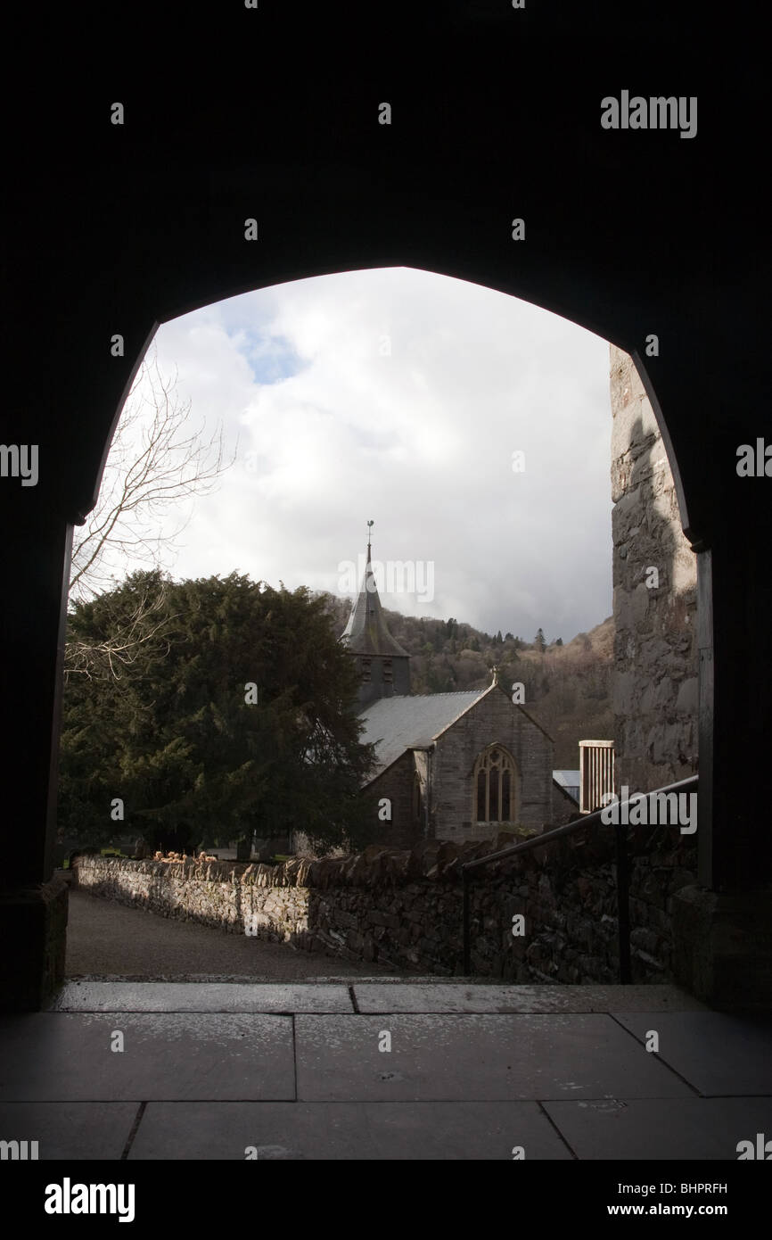 San Twrog la Chiesa attraverso l'arco di porta in Maentwrog, Gwynedd, il Galles del Nord. Eglwys Sant Twrog yn Maentwrog, Gogledd Cymru. Foto Stock