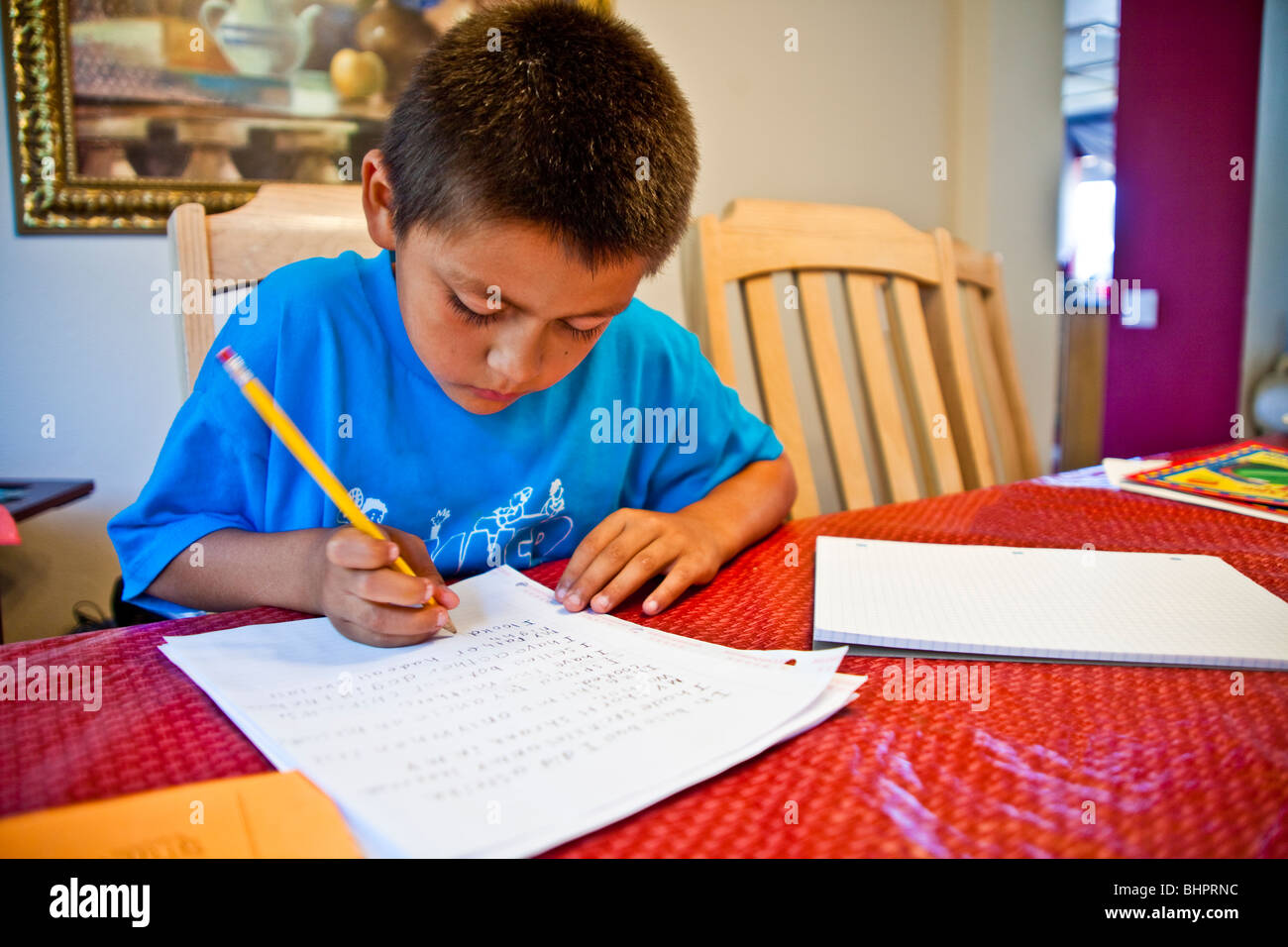 8-10 anni ragazzo ispanica facendo homewor t tabella . Signor © Myrleen Pearson Foto Stock