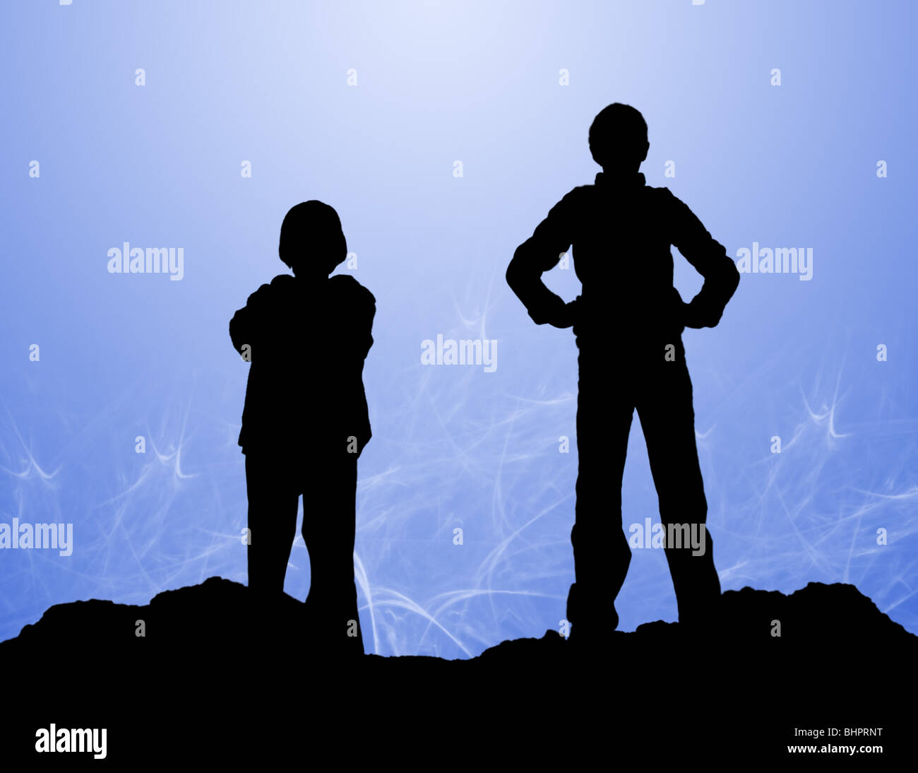 Silhouette di due bambini insolente, in piedi su un terreno accidentato contro uno sfondo blu. Foto Stock