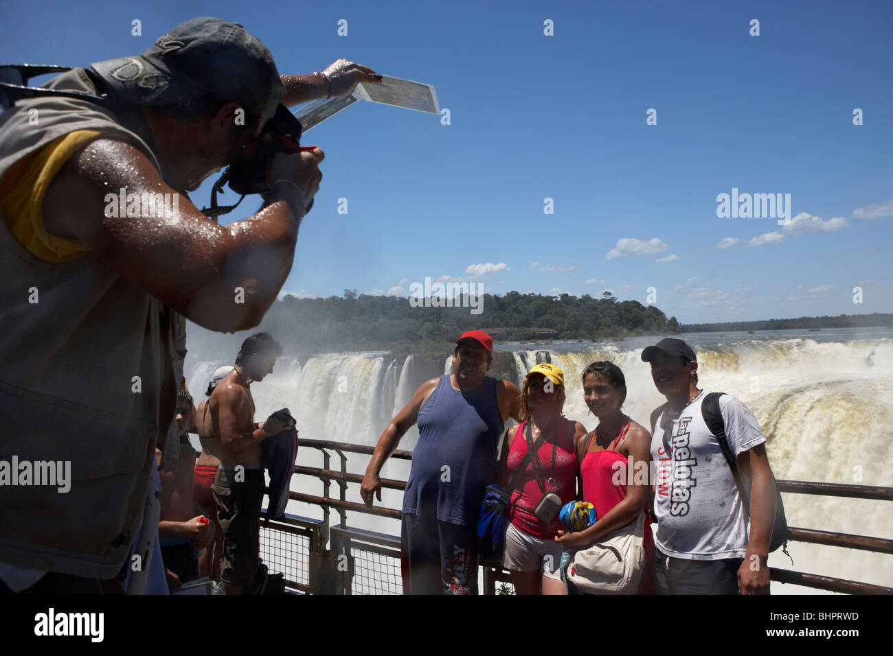 Gruppo di tour che posano per una foto sul marciapiede sopra la gola di diavoli Garganta del Diablo Parco Nazionale di Iguazu argentina Foto Stock