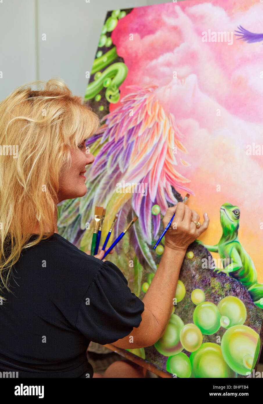Artista femminile con pittura a olio su tela Foto Stock