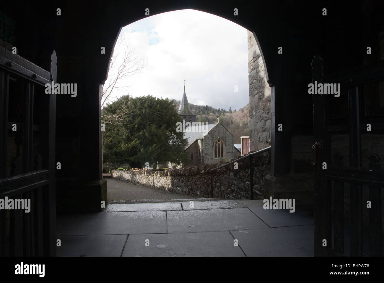 San Twrog la Chiesa attraverso l'arco di porta in Maentwrog, Gwynedd, il Galles del Nord. Eglwys Sant Twrog yn Maentwrog, Gogledd Cymru Foto Stock