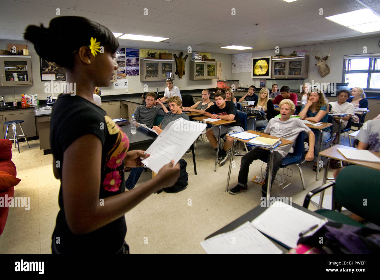 Un americano africano Southern California studente di scuola superiore dà una presentazione in classe fisica. Foto Stock