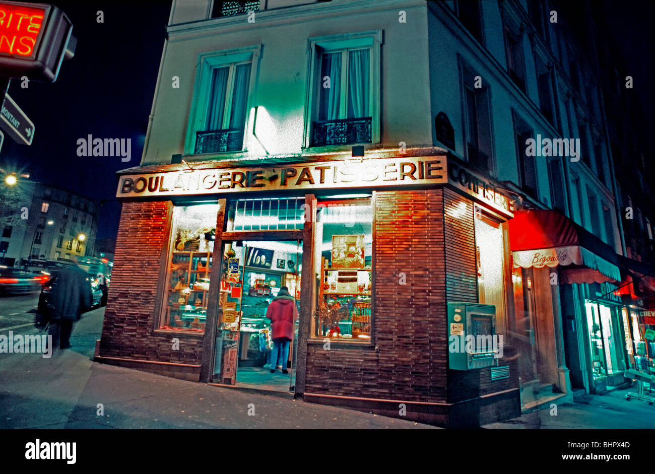 Parigi, Francia, Old Bakery French Vintage Parisian anni '1960 negozio Front, Boulangerie, Patisserie nel quartiere Menilmontant, Small Shop Night, luci della porta d'ingresso, edificio della facciata negozio di Parigi, negozio di insegne vintage, foto archivio di Parigi Foto Stock