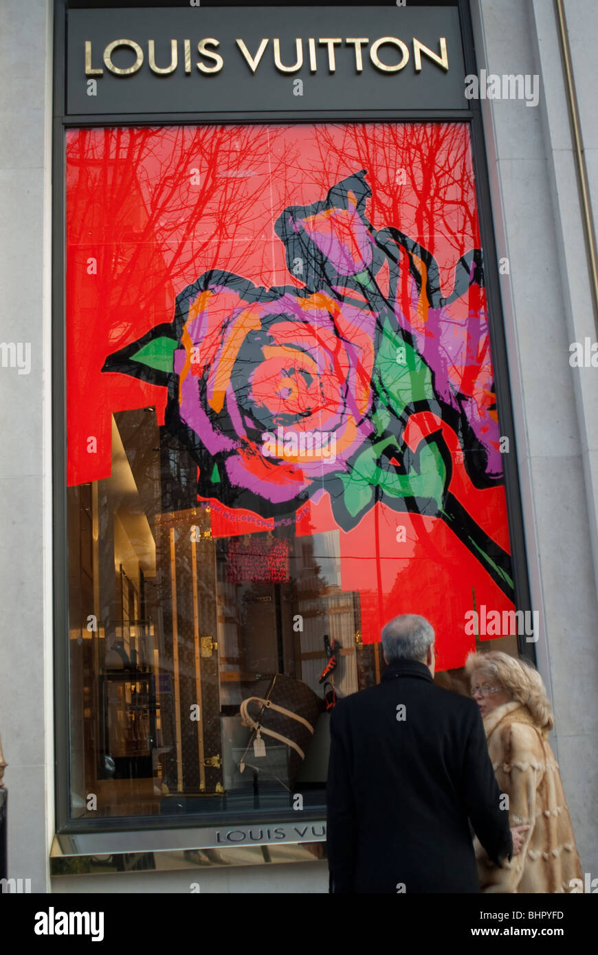 Parigi, Francia, coppia che guarda le finestre di Shop Front, negozi di lusso, 'Louis Vuitton' LVMH montaigne designer label Foto Stock