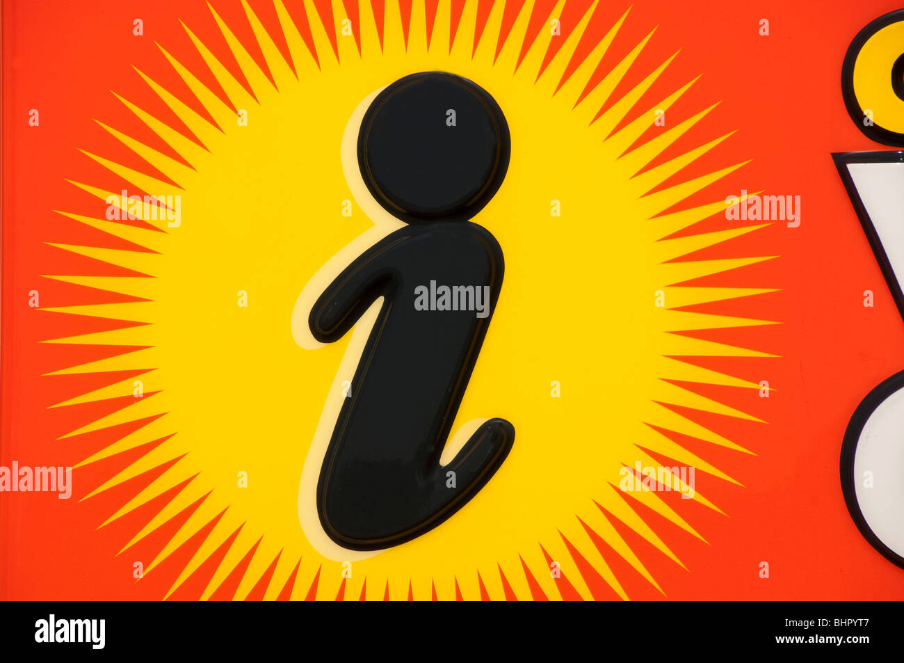 La lettera 'i' informazioni simbolo segno luminoso giallo sunburst dietro 'I' luminoso con sfondo arancione Foto Stock