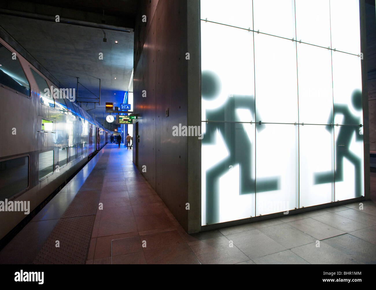 Insegne luminose alle uscite di emergenza ad Anversa, la stazione ferroviaria centrale in Belgio Foto Stock