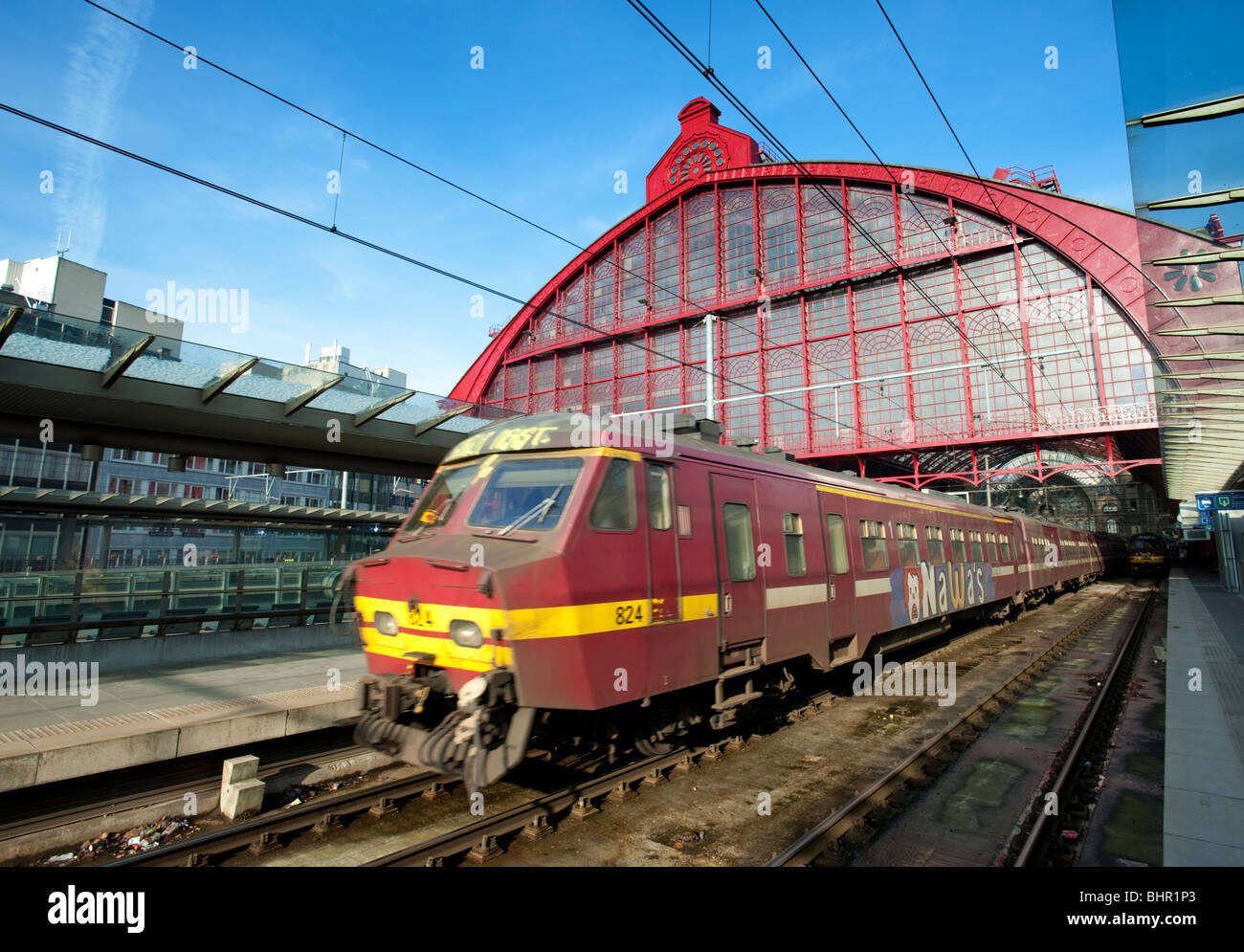 Treno passeggeri Anversa lasciando la stazione ferroviaria centrale in Belgio Foto Stock
