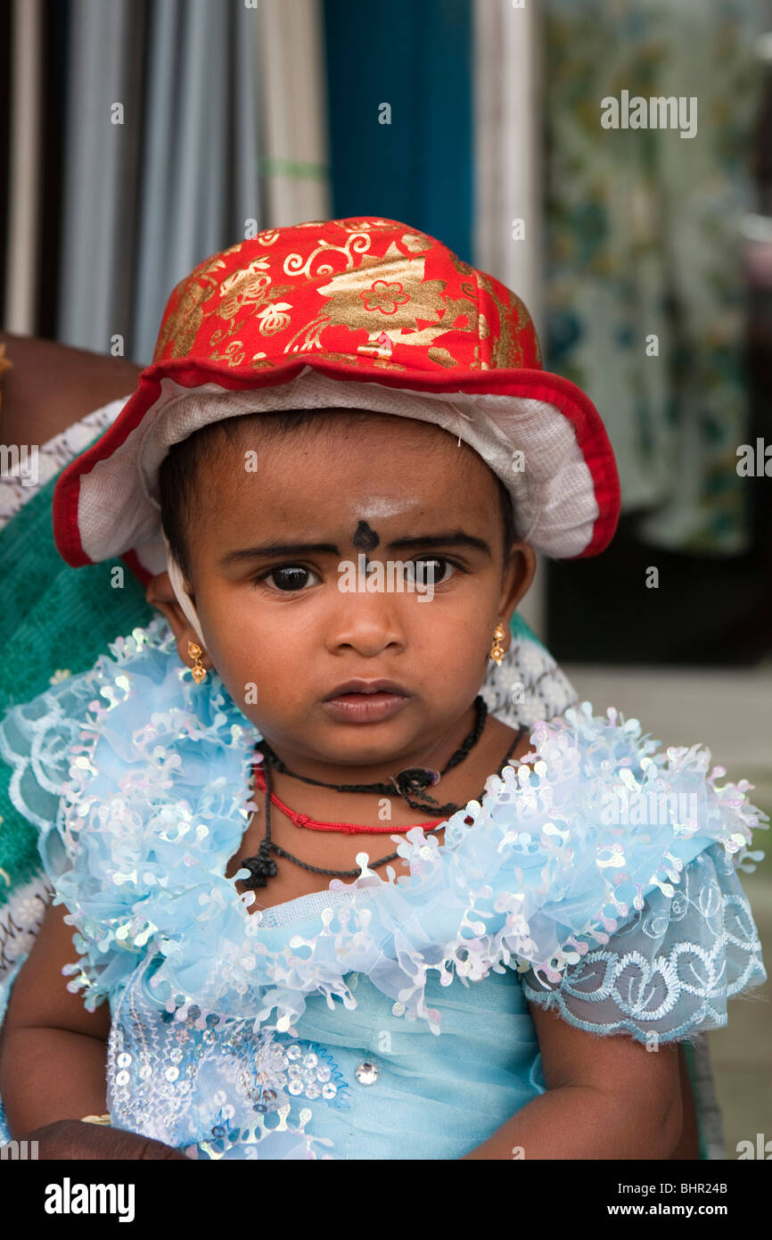 India Kerala, Munnar, giovani donne bambino vestito in frilly vestito blu e sun Red Hat Foto Stock