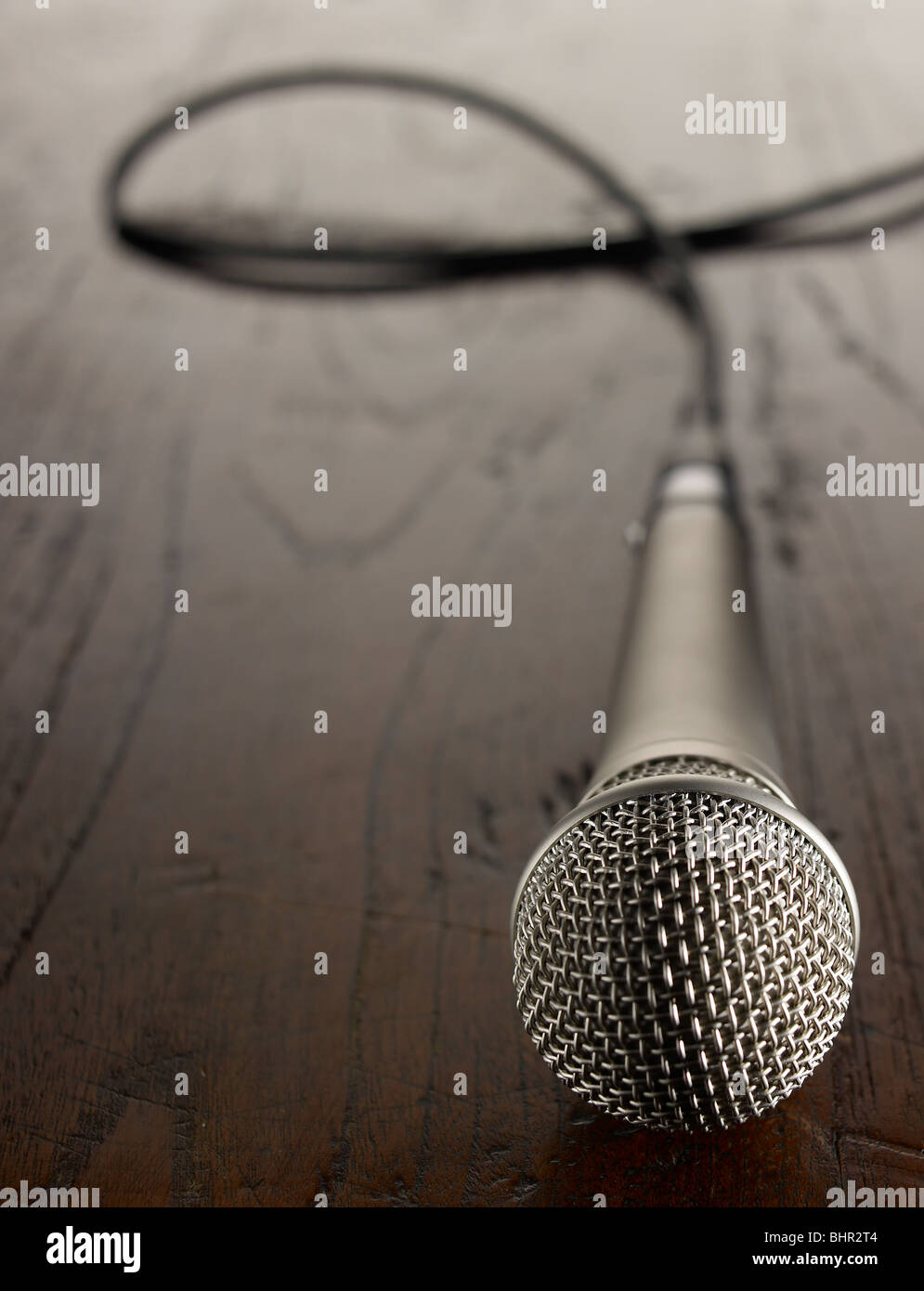 Il microfono su un piano del palcoscenico del tavolo Foto Stock