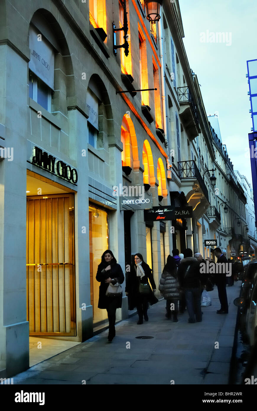 Parigi, Francia, persone Window Shopping; negozi di lusso, Rue Saint Honore, al tramonto, Jmmy Choo, strada parigina scena Foto Stock
