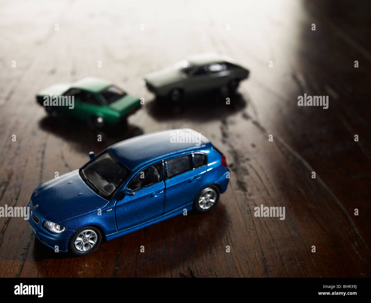 Toy Cars su un pavimento di legno giocattoli auto play la riproduzione Foto Stock
