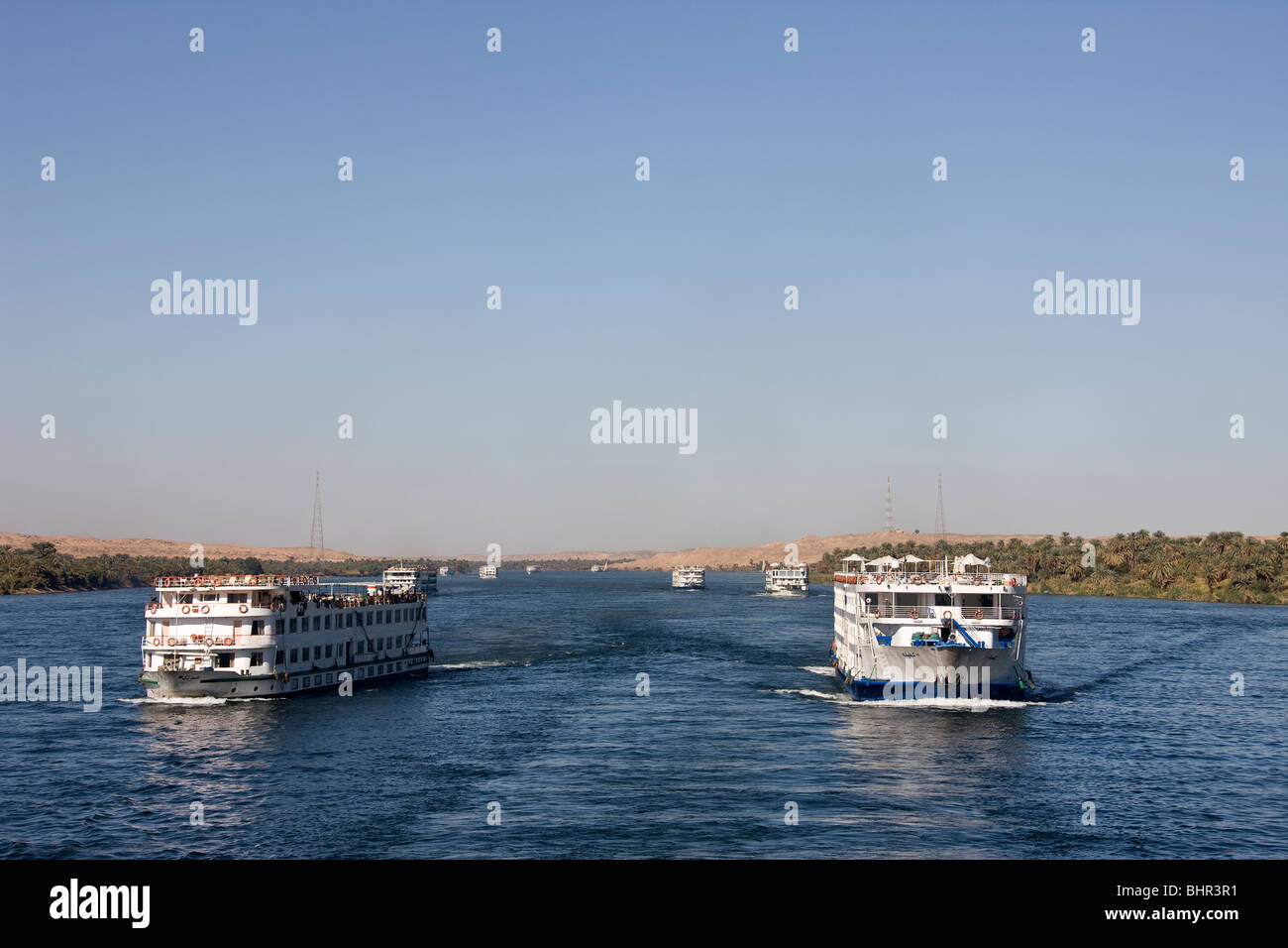 Holiday navi da crociera che viaggiano fino al fiume Nilo in direzione di Esna serratura. Foto Stock