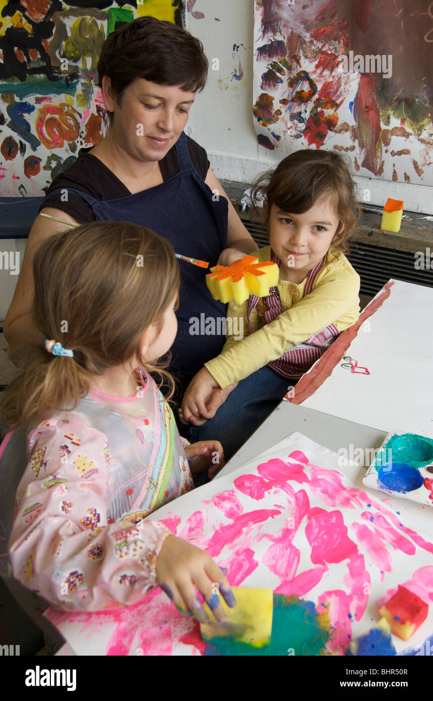 Il padre e i bambini che partecipano in classe D'ARTE Foto Stock
