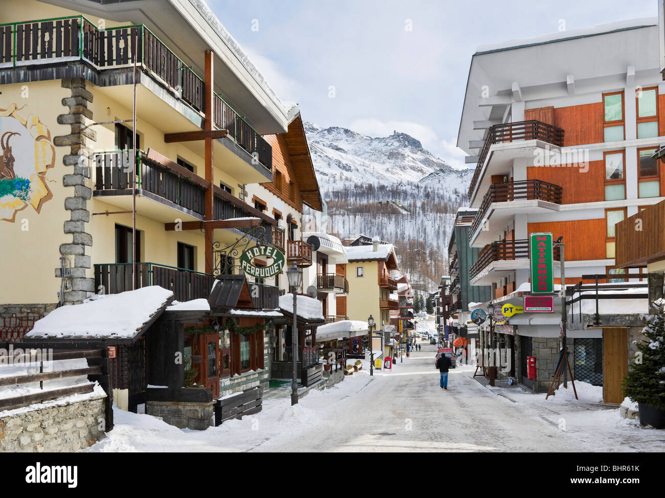 Strada principale nel centro del resort, Cervinia, Valle d'Aosta, Italia Foto Stock