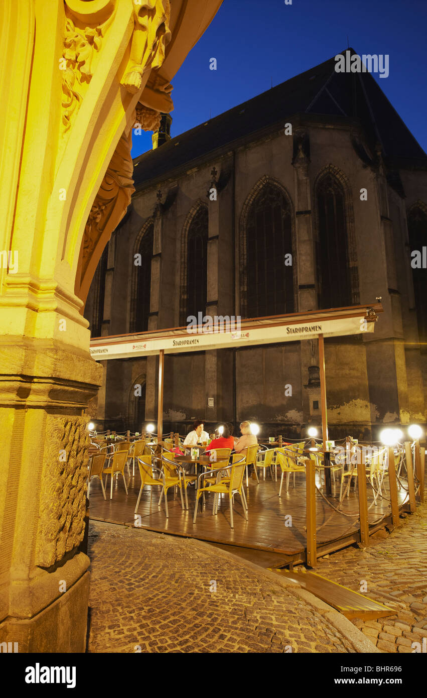 Outdoor Cafe davanti a St Moritz Cattedrale al tramonto, Olomouc, Moravia Repubblica Ceca, Europa orientale Foto Stock