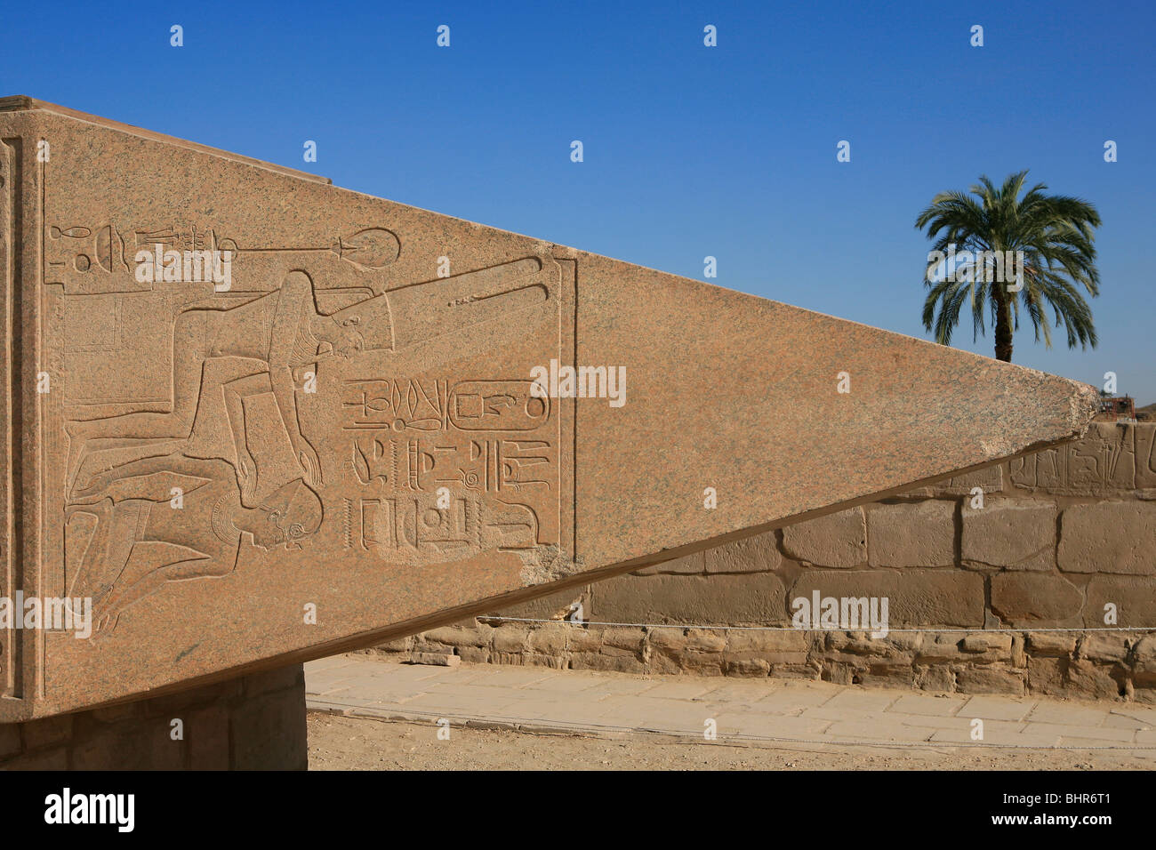 Punta di un caduto in granito rosa obelisco, originariamente eretto dalla Regina Hatshepsut al Tempio di Karnak a Luxor, Egitto Foto Stock