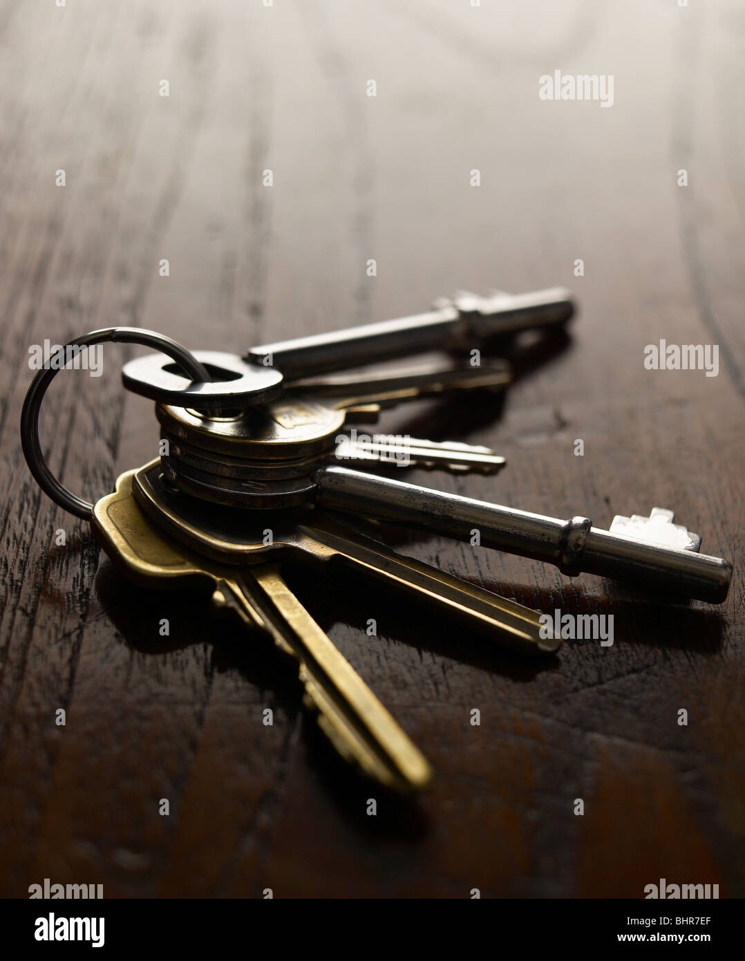 Le chiavi della porta in un mazzo su un tavolo in legno piano superiore Foto Stock