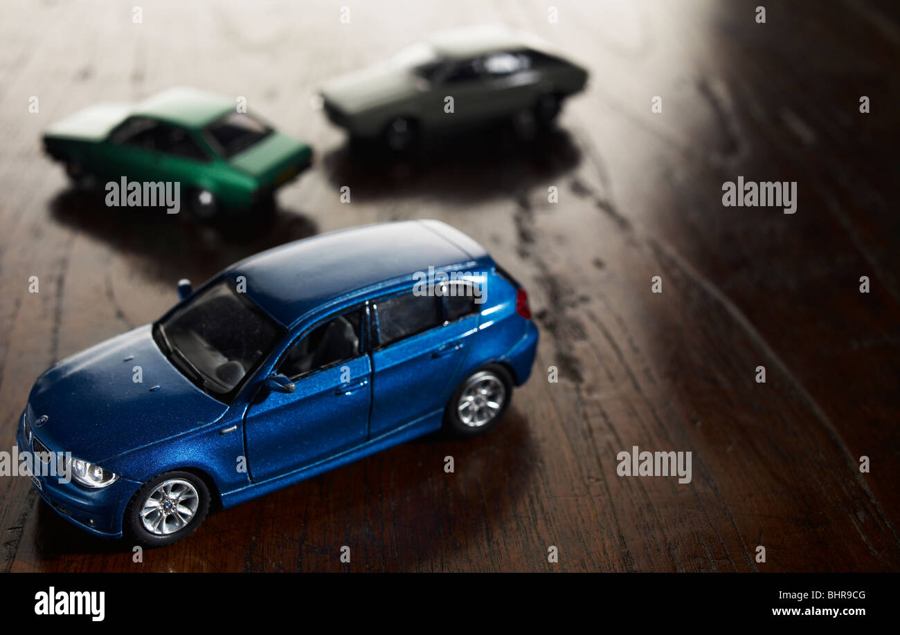 Toy Cars su un pavimento di legno giocattoli auto play la riproduzione Foto Stock
