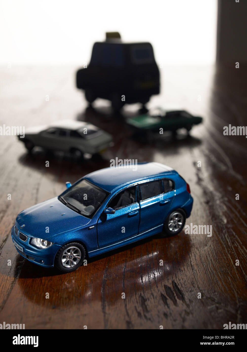 Toy Cars su un pavimento di legno Foto Stock