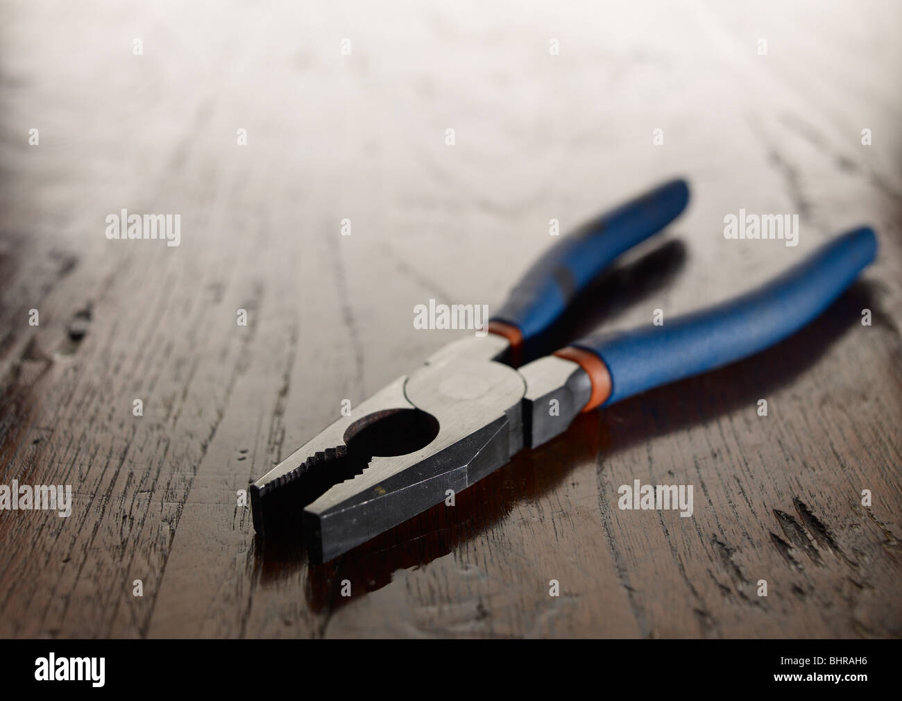 Pinza su un tavolo o sul pavimento strumenti strumento di lavoro FAI DA TE Foto Stock