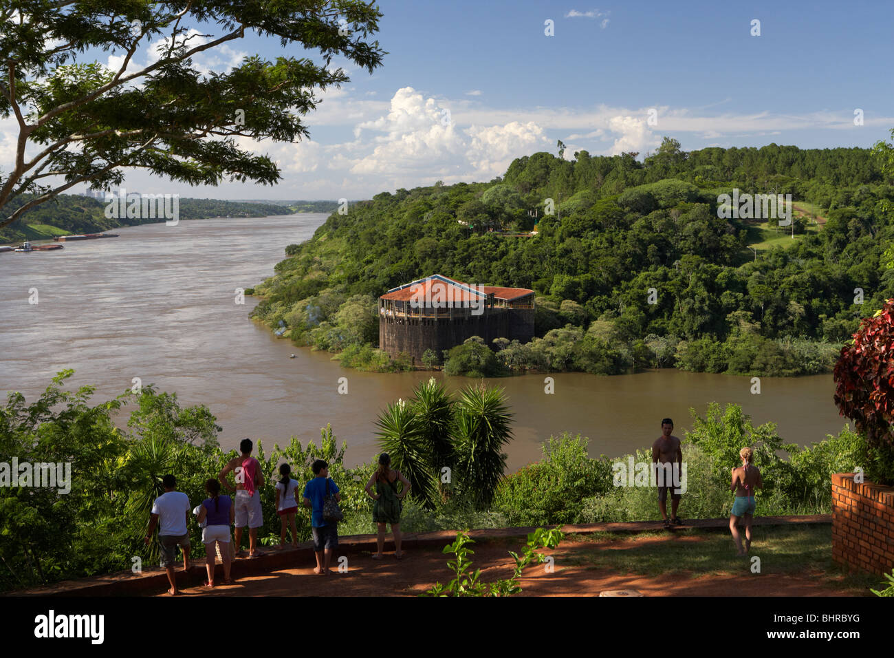 I turisti al lato Argentino della triplice frontiera los Tres fronteras puerto iguazu, Repubblica di Argentina, Sud America tres frontera triplice Foto Stock