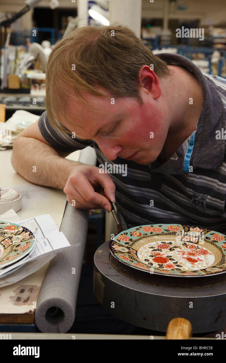 Royal Crown Derby fabbrica, Derby - gilder Eddy Williamson Foto Stock