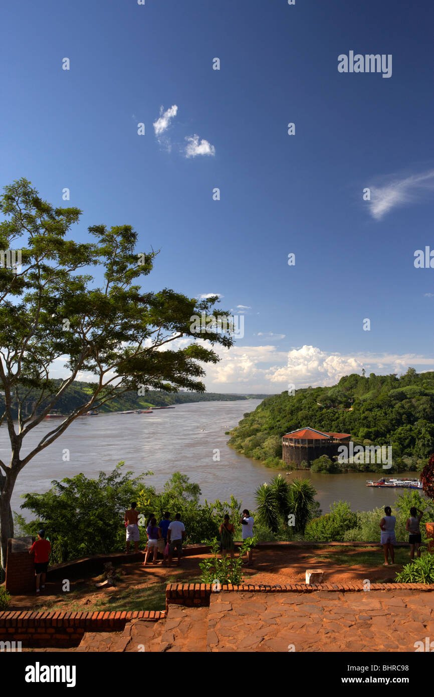 I turisti al lato Argentino della triplice frontiera los Tres fronteras puerto iguazu, Repubblica di Argentina, Sud America Foto Stock