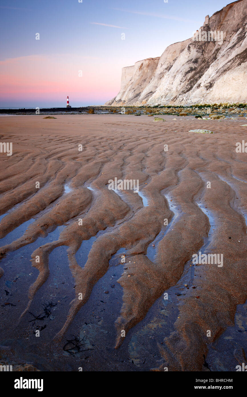 Twilight in spiaggia con chalk scogliere di Beachy Head torreggianti fino al di sopra Foto Stock