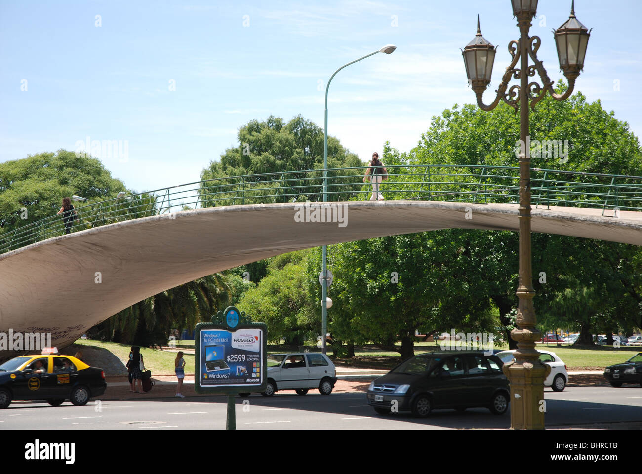 Ponte pedonale su una autostrada a Buenos Aires Foto Stock