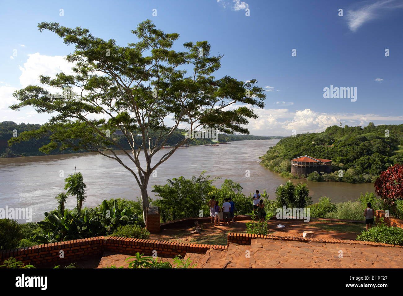 I turisti al lato Argentino della triplice frontiera los Tres fronteras puerto iguazu, Repubblica di Argentina, Sud America Foto Stock