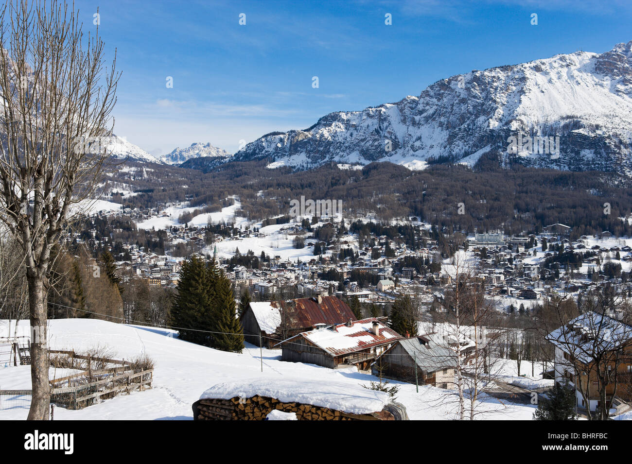 Vista sui tetti della località di Cortina d'Ampezzo, Dolomiti, Italia Foto Stock