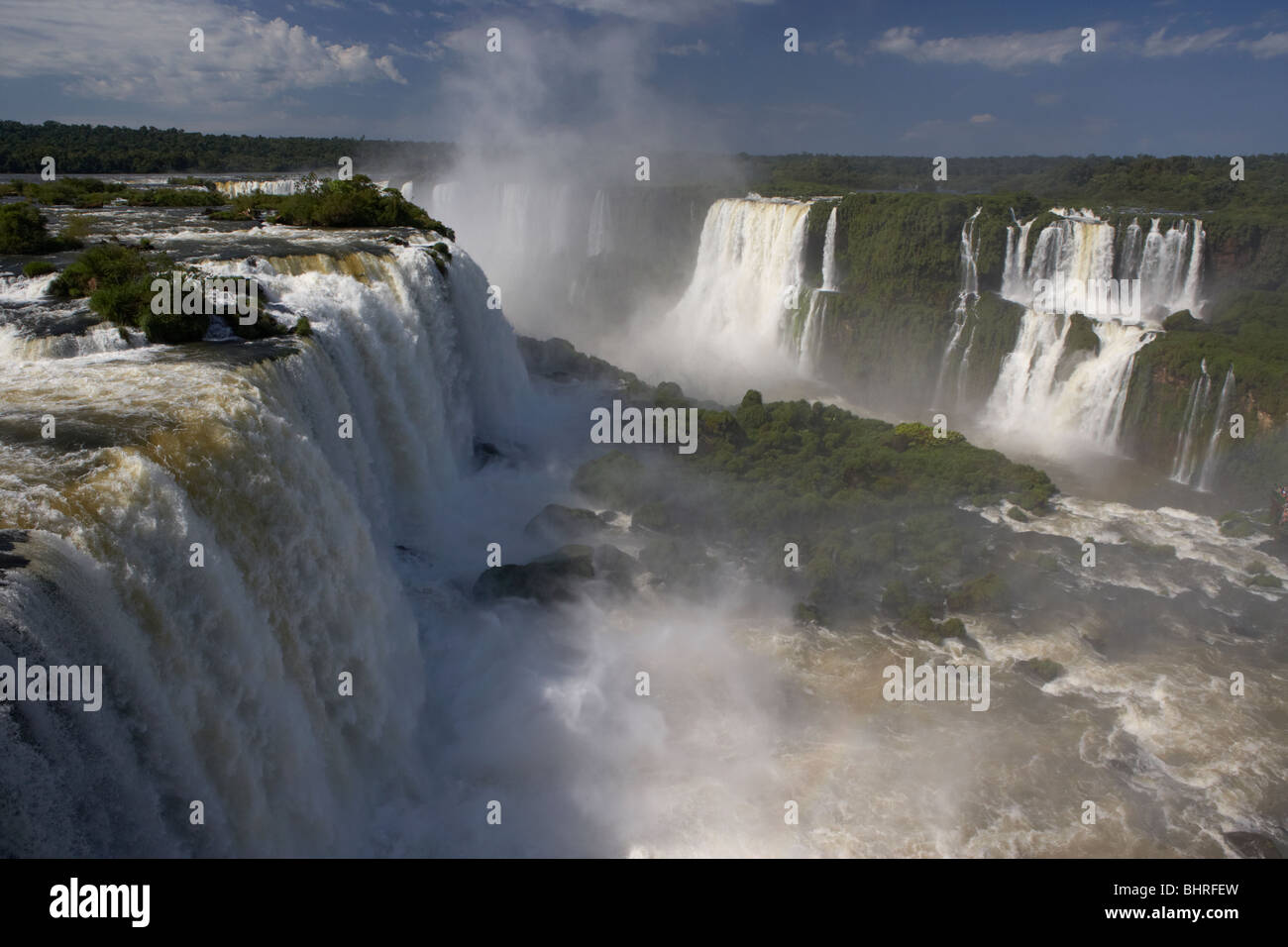 L'acqua che scorre sulle Cascate di Iguassù lato brasiliano iguacu national park, PARANA, Brasile, Sud America Foto Stock