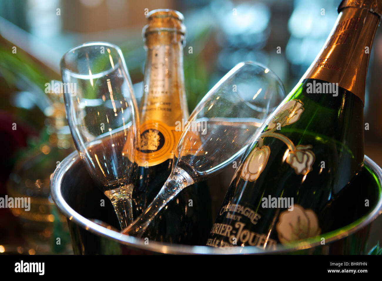 Bottiglie di champagne e bicchieri in un secchio champagne a bordo di una nave da crociera Foto Stock