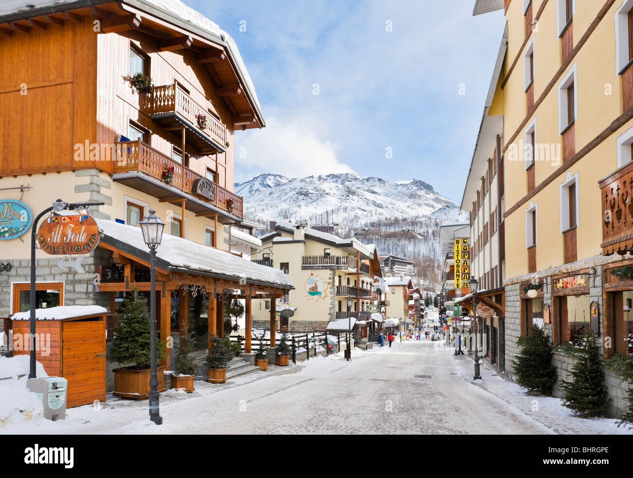 Strada principale nel centro del resort, Cervinia, Valle d'Aosta, Italia  Foto stock - Alamy