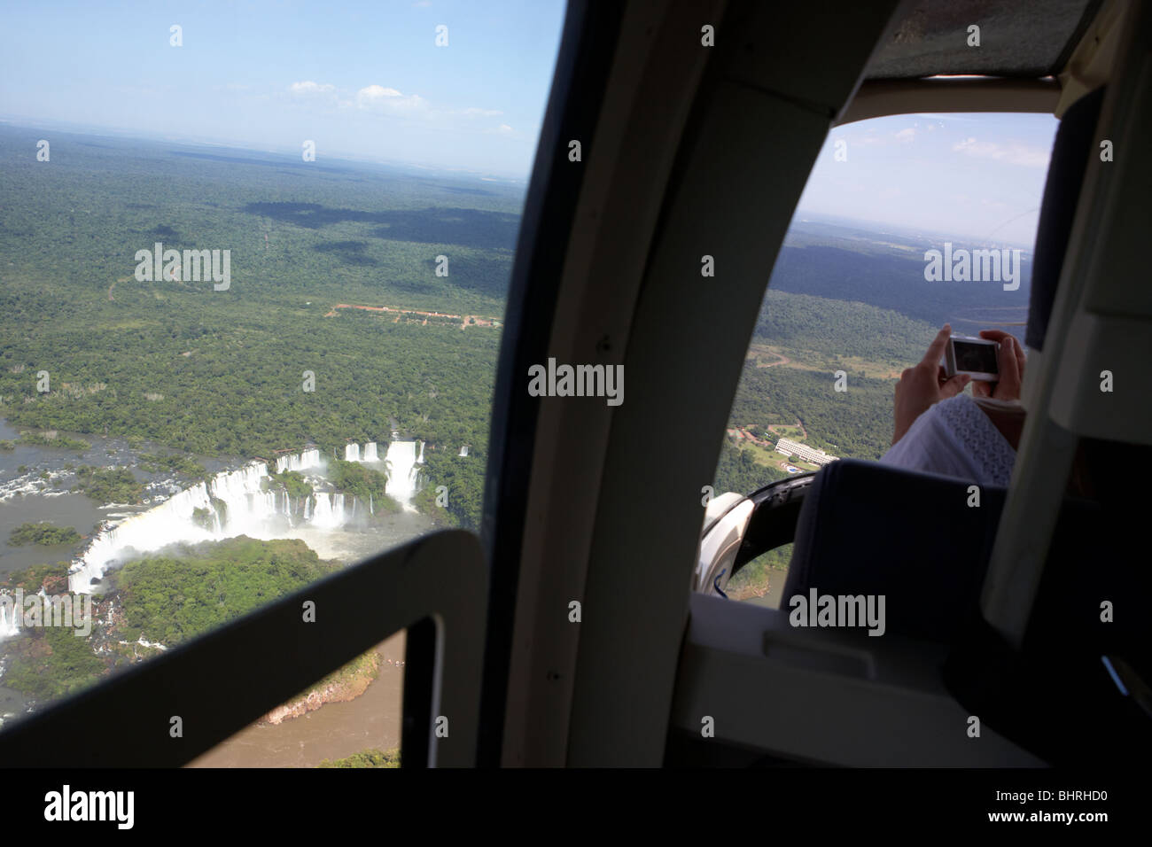 Un elicottero che vola su Cascate di Iguassù iguacu national park, PARANA, Brasile, Sud America Foto Stock