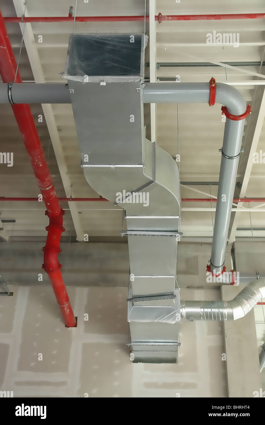 Nuova installazione di acciaio aria condizionata tubi del condotto nell'edificio industriale Foto Stock