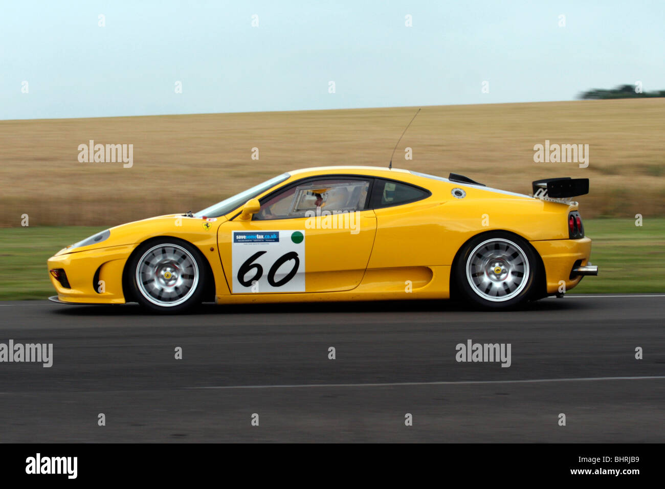 Giallo Ferrari Racing Car a Castle Combe, Autodromo, Wiltshire, Inghilterra. Foto Stock