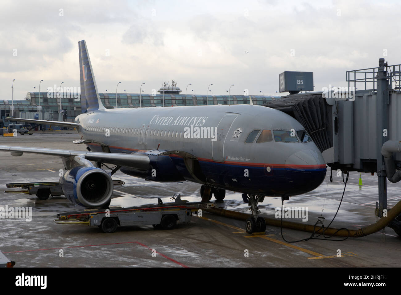 United Airlines airbus a320 N443UA su stand B5 in una fredda giornata invernale all'aeroporto internazionale O'Hare Chicago Stati Uniti d'America Foto Stock