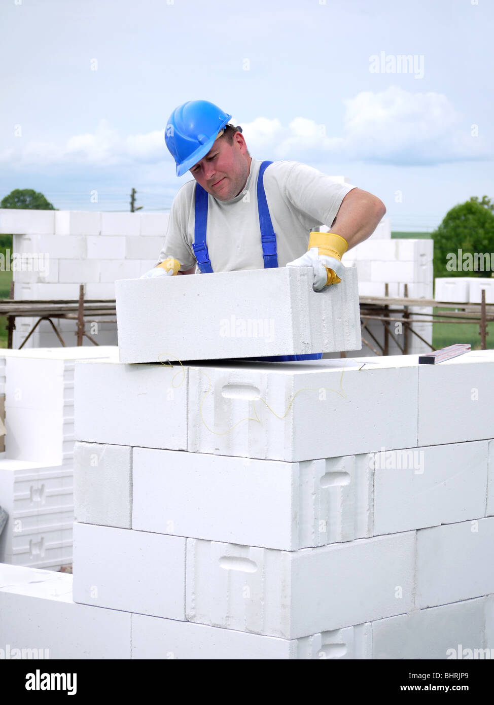 Mason la costruzione di muri di casa da bianco aerato autoclavato blocchi in calcestruzzo Foto Stock