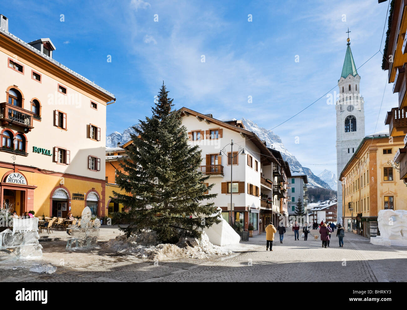 Corso Italia, la strada principale del centro storico con l'Hotel Royal a sinistra, Cortina d'Ampezzo, Dolomiti, Italia Foto Stock