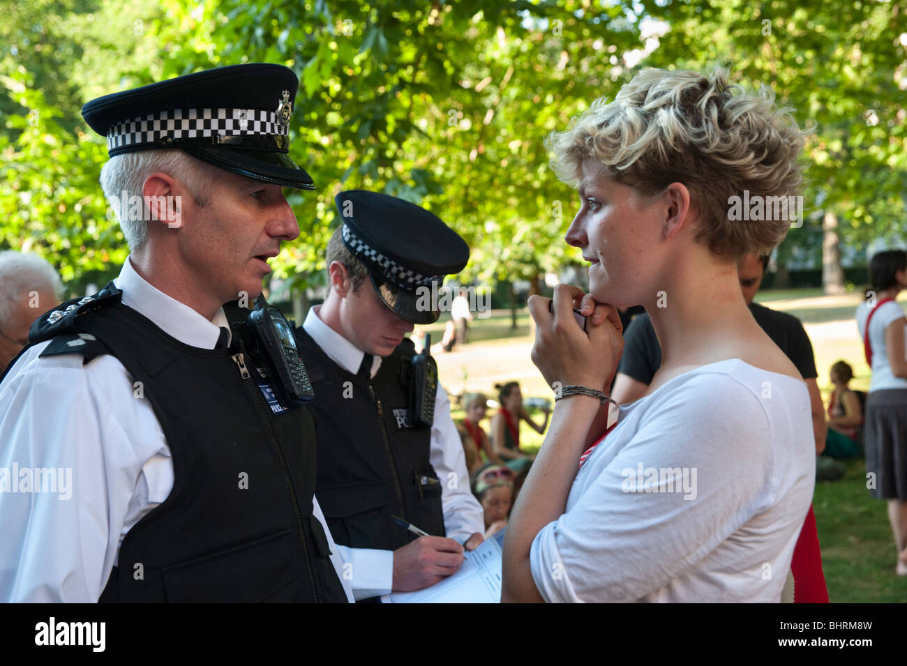 Clima Rush Olio di palma di Gala in Mayfair. La polizia parla di Tamsin Omond Foto Stock