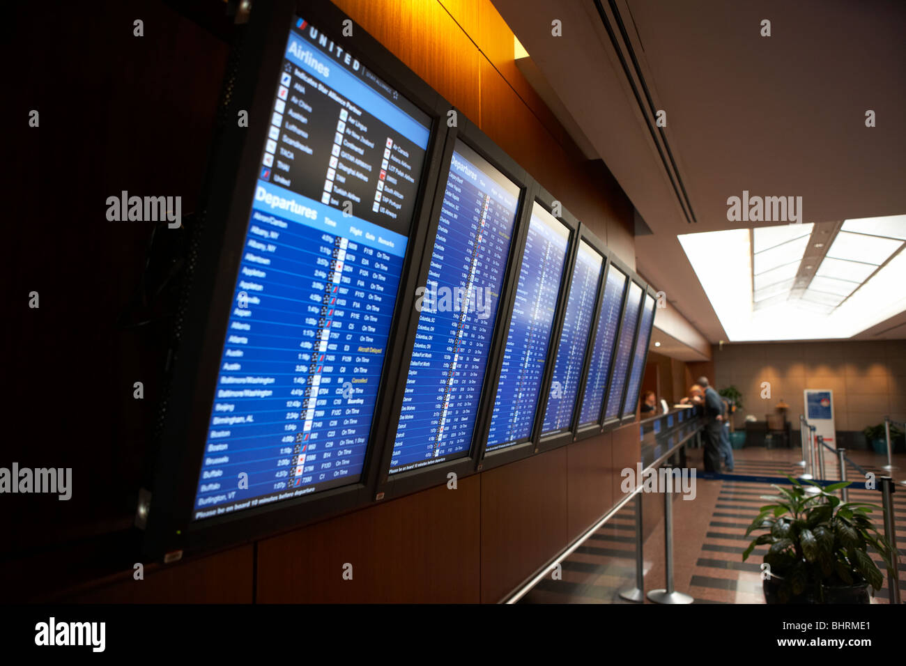 Volo aereo informazioni schermate in United Airlines red carpet lounge club di Chicago O'hare international airport usa Foto Stock