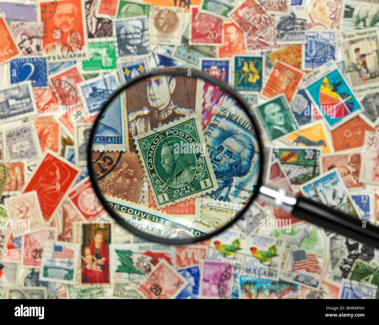 International di francobolli di tutto il mondo con il vetro di ingrandimento Foto Stock