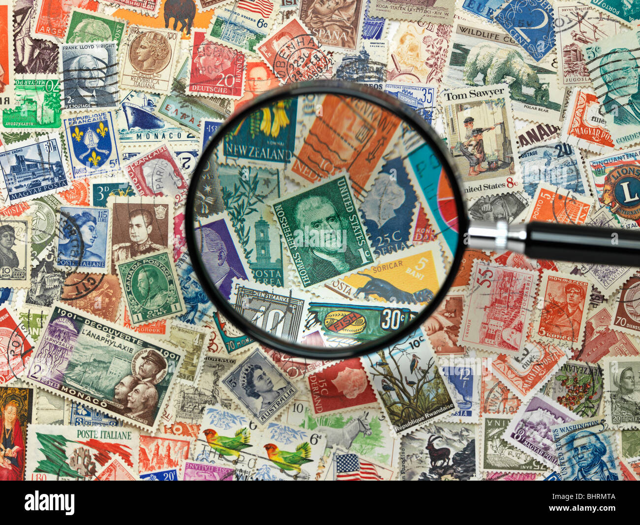 International di francobolli di tutto il mondo con il vetro di ingrandimento Foto Stock