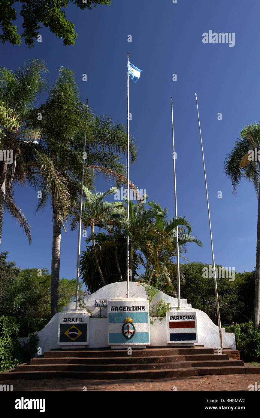 Le bandiere e i marcatori sul lato Argentino della triplice frontiera los Tres fronteras puerto iguazu argentina Foto Stock