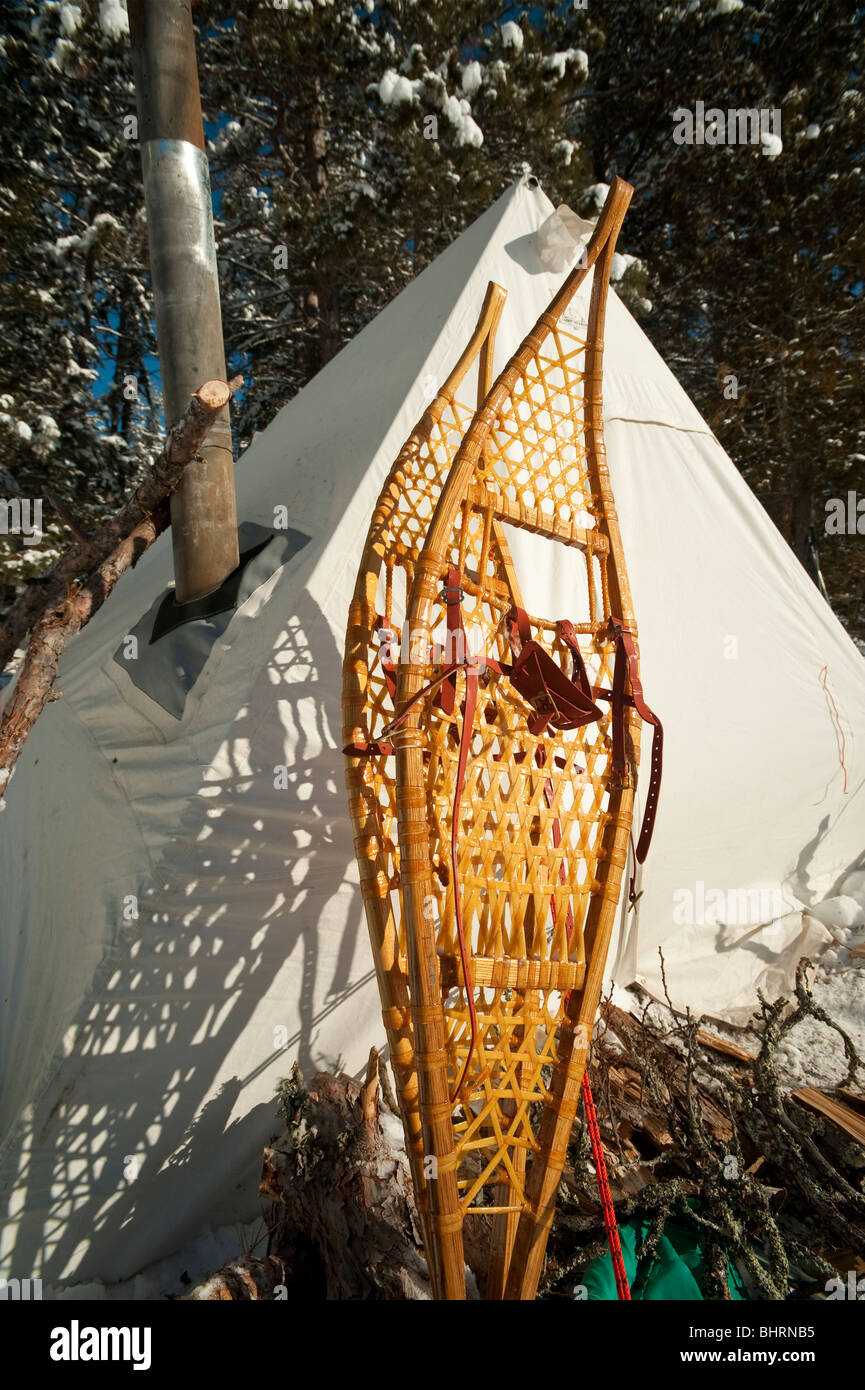 OJIBWE in legno in stile racchette da neve al di fuori di una tenda riscaldata Foto Stock