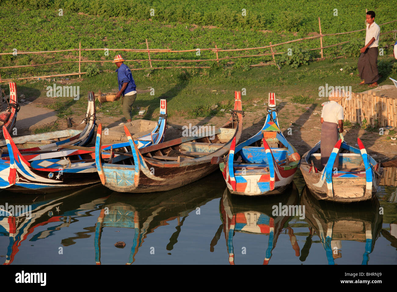 Myanmar Birmania Amarapura, Lago Taungthaman, imbarcazioni tradizionali Foto Stock