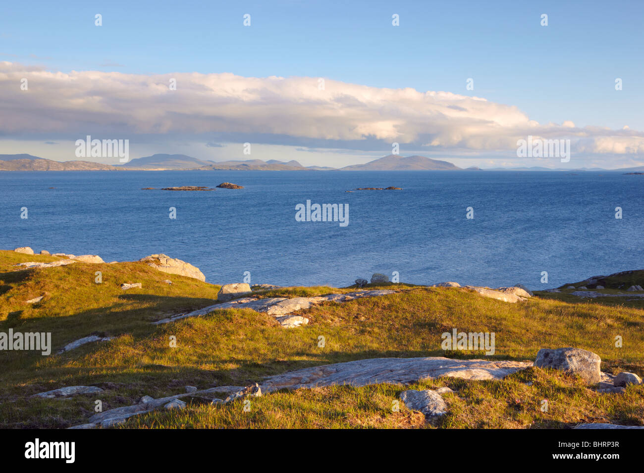 Vista di Taransay e Northton da Huisinis lungo la costa ovest dell'aspra di Harris nelle Ebridi Esterne, Scozia Foto Stock